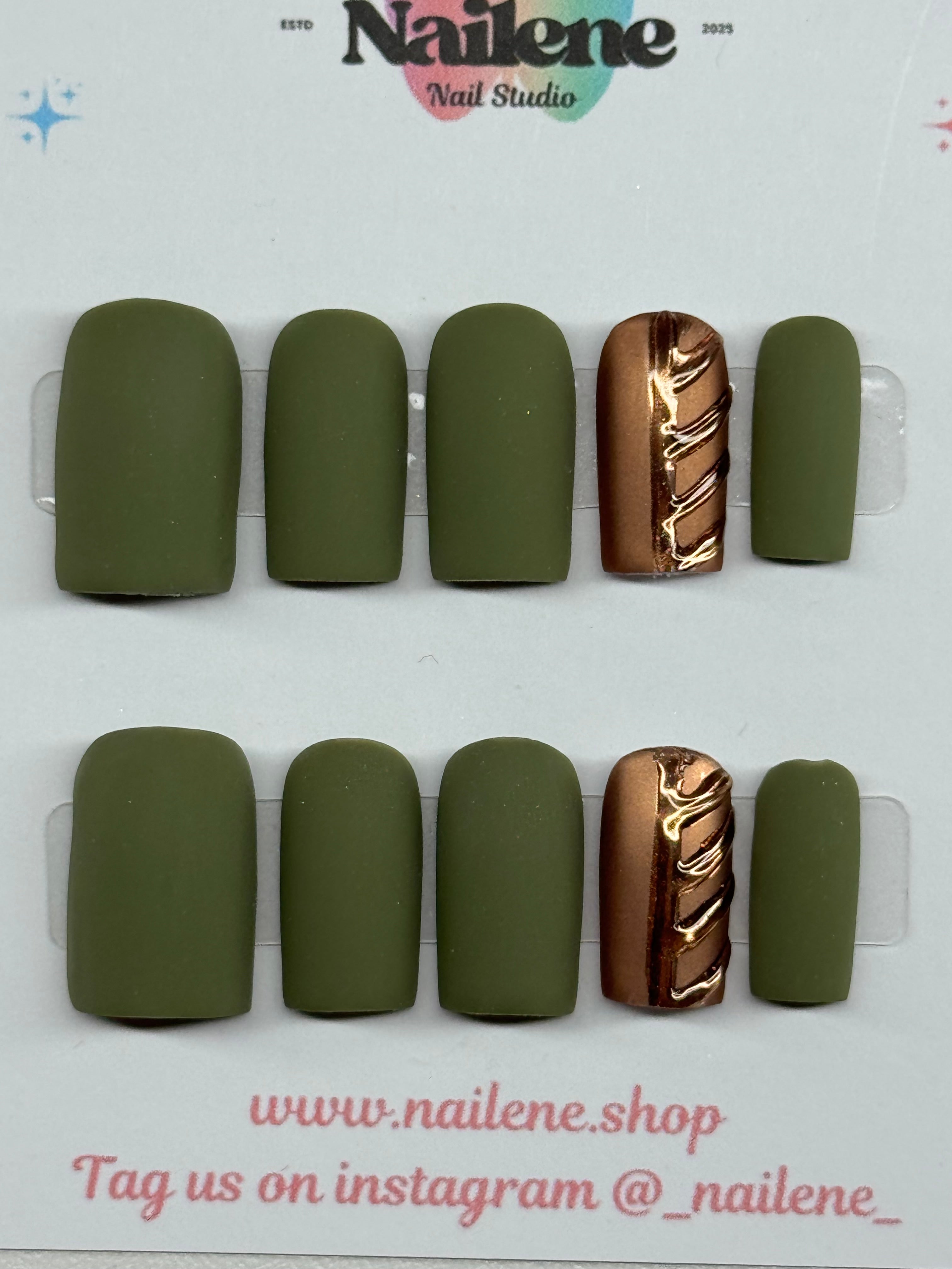 Set of matte green nail set